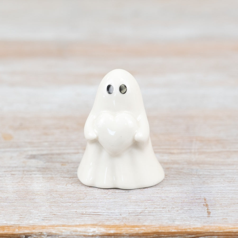 Ghost Holding Heart Ornament – 4.2cm Cute Halloween Figurine, White Glaze, Seasonal Gift