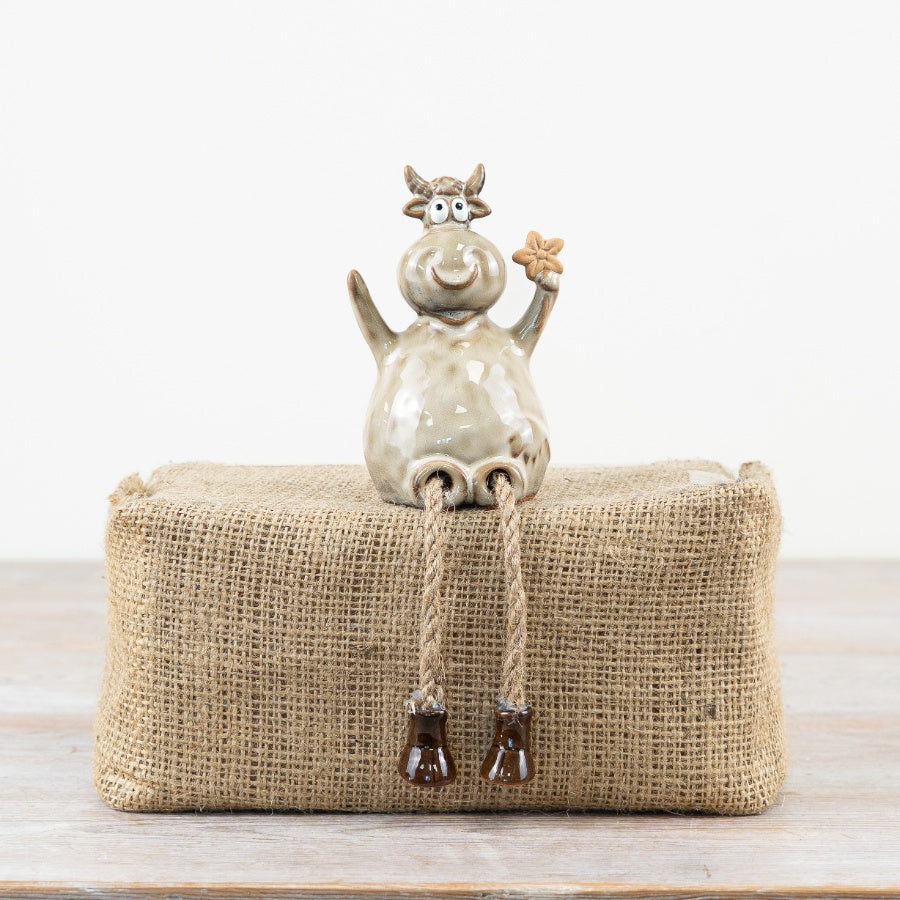 Dangly Legged Highland Cow Ornament 10.4cm – Cute Farm Animal Decor with Star, Rustic Country Home Accent