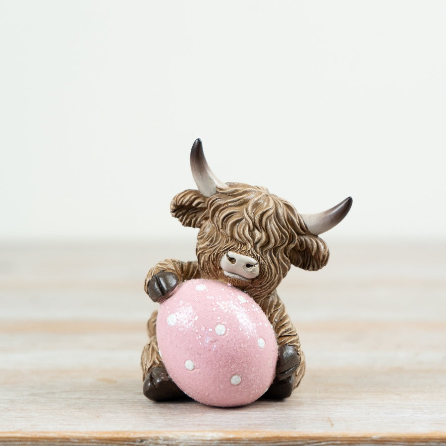 Highland Cow with Easter Egg Decoration 9.5cm – Cute Farm Animal Ornament, Spring Easter Home Decor Accent