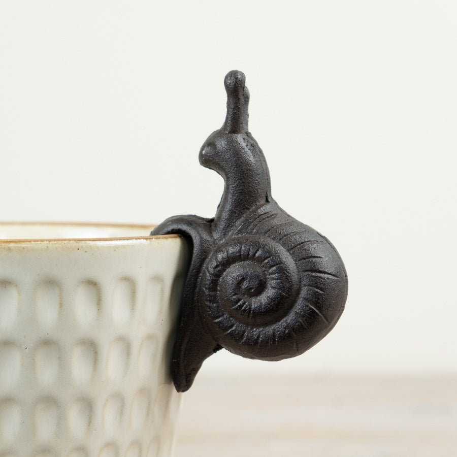 Cast Iron Snail Pot Hanger 11cm – Garden Planter Rim Ornament, Rustic Plant Decor Accessory for Indoor & Outdoor Styling