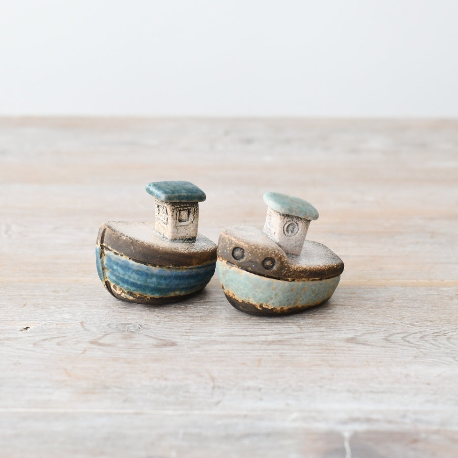 Small Speckled Blue Boat Decoration 8.5cm, Hand-Finished Coastal Ornament with Rustic Charm, Nautical Home Decor Accent
