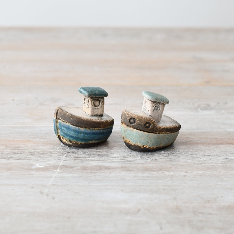 Speckled Blue Boat Decoration 5.5cm, Hand-Finished Coastal Ornament with Rustic Charm, Nautical Home Decor Accent