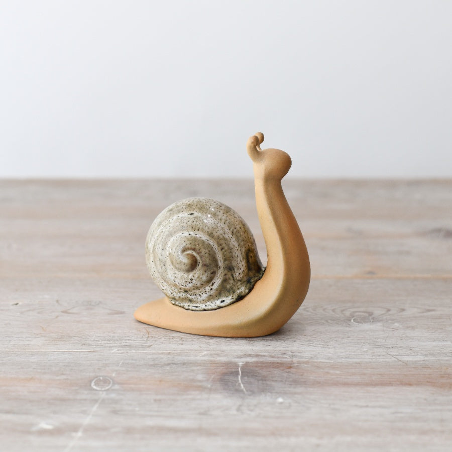 Stoneware Snail Ornament 12.5cm – Rustic Garden Snail Sculpture, Whimsical Indoor Outdoor Home Décor Accent