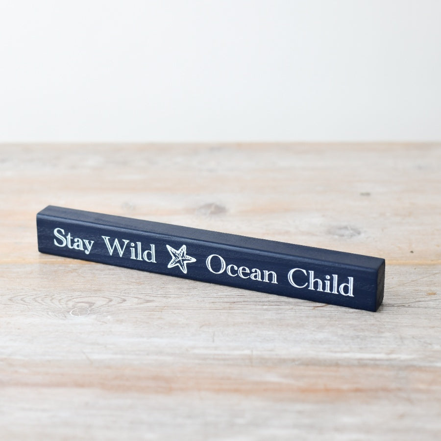 Stay Wild Ocean Child Wooden Block, 24cm – Coastal Nautical Quote Décor – Rustic-Themed Navy Blue Shelf Block for Beach House or Bathroom – Relaxed Seaside Home Decoration