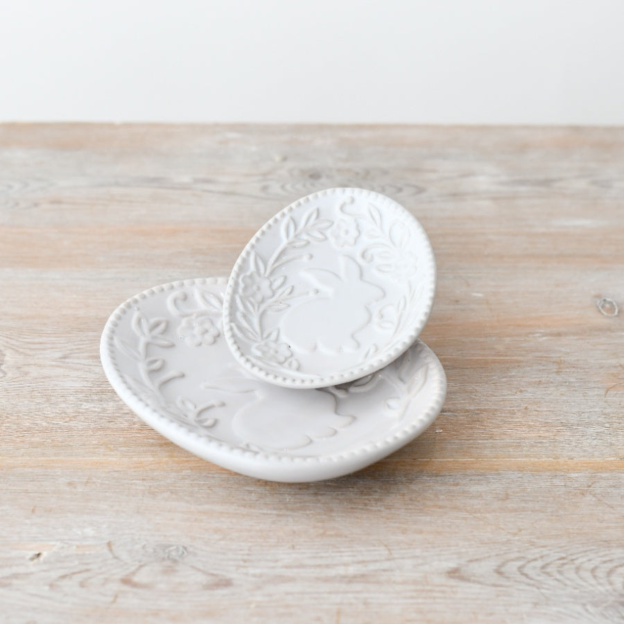 White Embossed Rabbit & Flower Dish, 14cm  – Ceramic Planter with Motif – Country Style Animal Plant Pot – Decorative Garden or Indoor Herb Planter for Rustic Homes