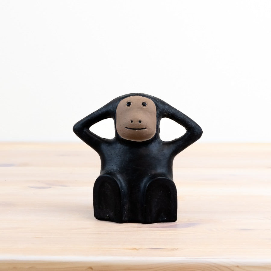 Sitting Monkey Ornament 14.5cm – Neutral Resin Animal Figurine for Shelf, Desk or Sideboard – Playful Decorative Sculpture for Boho, Rustic or Eclectic Interiors – Gift for Wildlife Lovers
