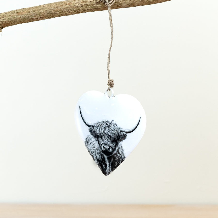 Highland Cow Hanging Heart 10cm – Ceramic Wall Decoration with Rustic Finish – Animal Lover Gift, Scottish Home Decor, Hand-Painted Highland Coo Ornament