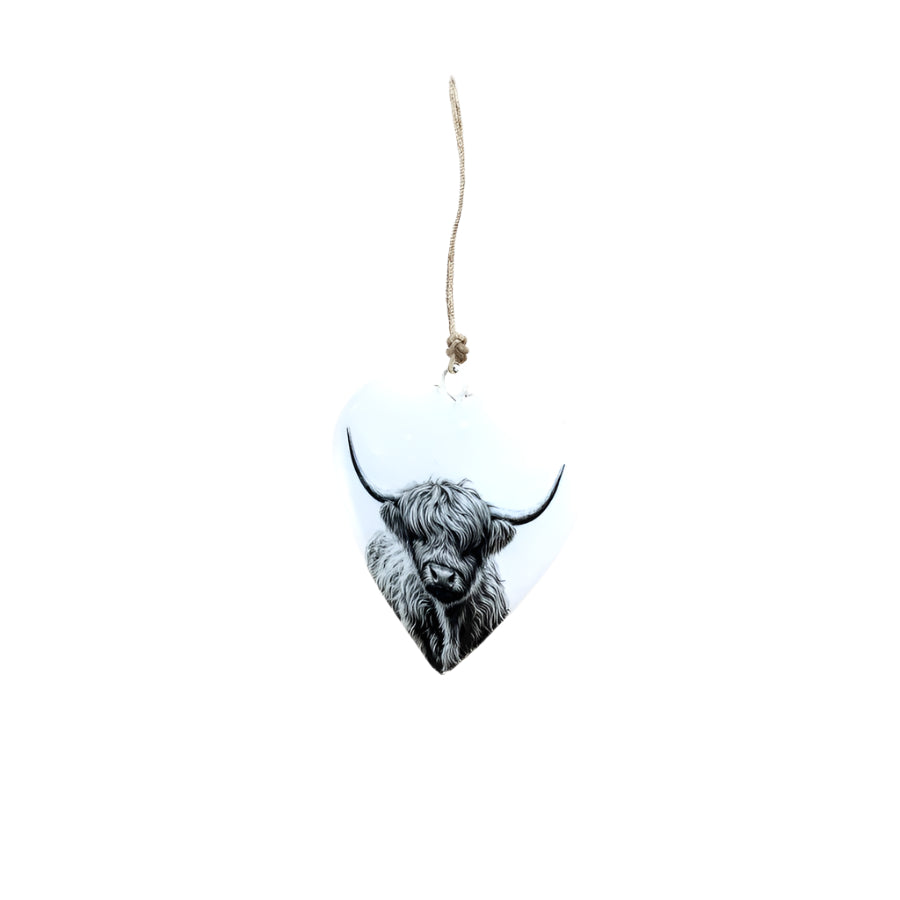 Highland Cow Hanging Heart 8cm – Small Ceramic Wall Ornament with Rustic Finish – Hand-Painted Highland Coo Decoration, Scottish Gift for Animal Lovers