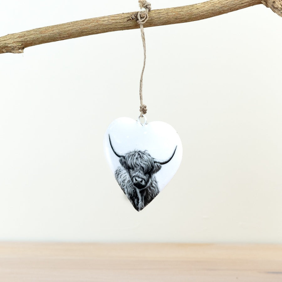 Highland Cow Hanging Heart 8cm – Small Ceramic Wall Ornament with Rustic Finish – Hand-Painted Highland Coo Decoration, Scottish Gift for Animal Lovers