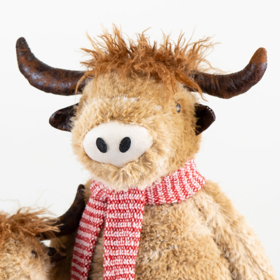 Telescopic Highland Cow Ornament – 67cm Festive Country Christmas Decoration with Scarf