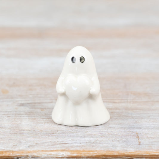 Ghost Holding Heart Ornament – 4.2cm Cute Halloween Figurine, White Glaze, Seasonal Gift