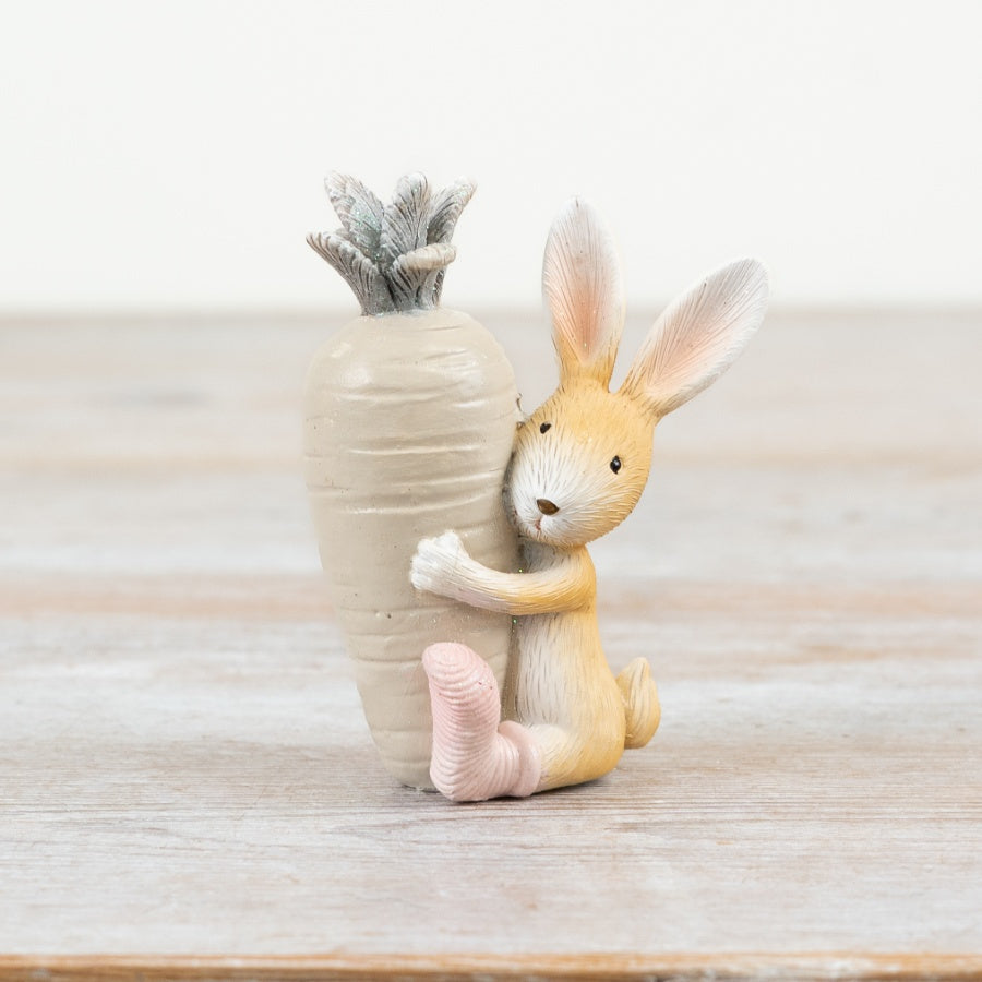 Rabbit Holding Carrot Ornamnet, 7cm