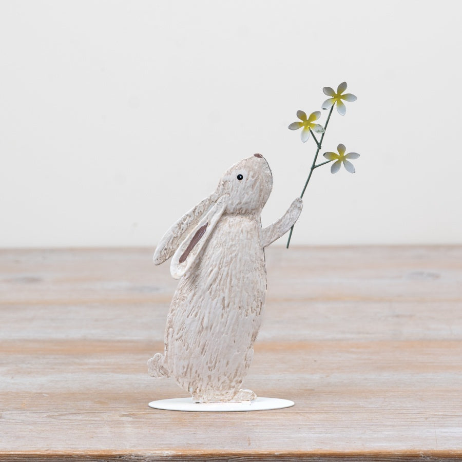 Metal Rabbit Holding Daisy 18cm – Rustic Spring Bunny Ornament, Easter Decor Accent with Floral Detail