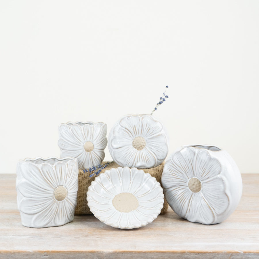 Daisy Porcelain Dish 15.5cm – Decorative Dish with Glossy and Raw Finish