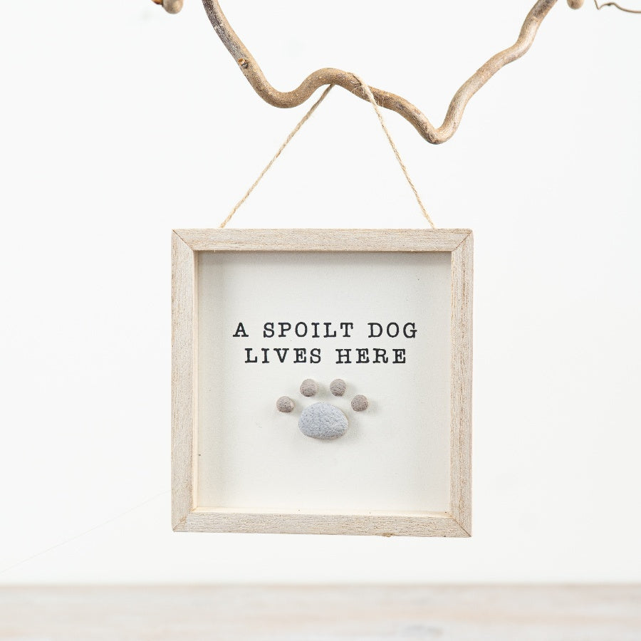 A Spoilt Dog Lives Here Pebble Sign 13cm – Wooden Hanging Plaque with Paw Print, Dog Lover Gift