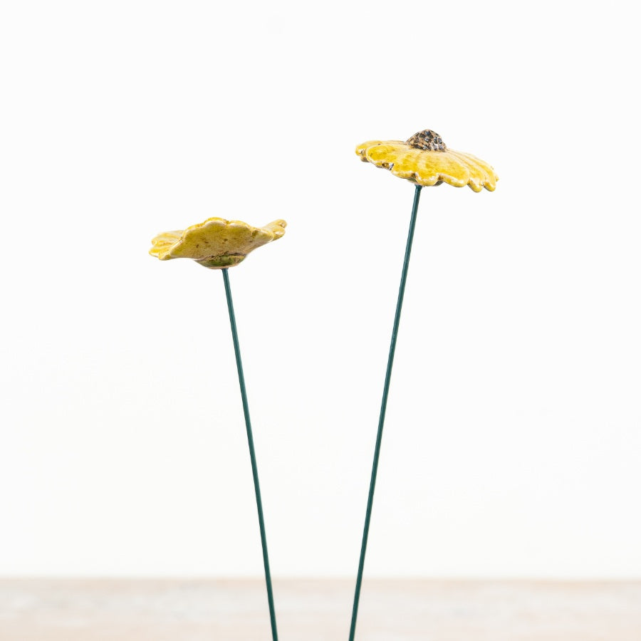 Daisy Flower Garden Stakes 62cm – Metal Outdoor Decorative Plant Stakes Set