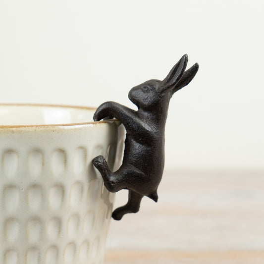 Cast Iron Rabbit Pot Hanger 10cm – Garden Planter Rim Ornament, Rustic Bunny Plant Decor for Indoor & Outdoor Styling