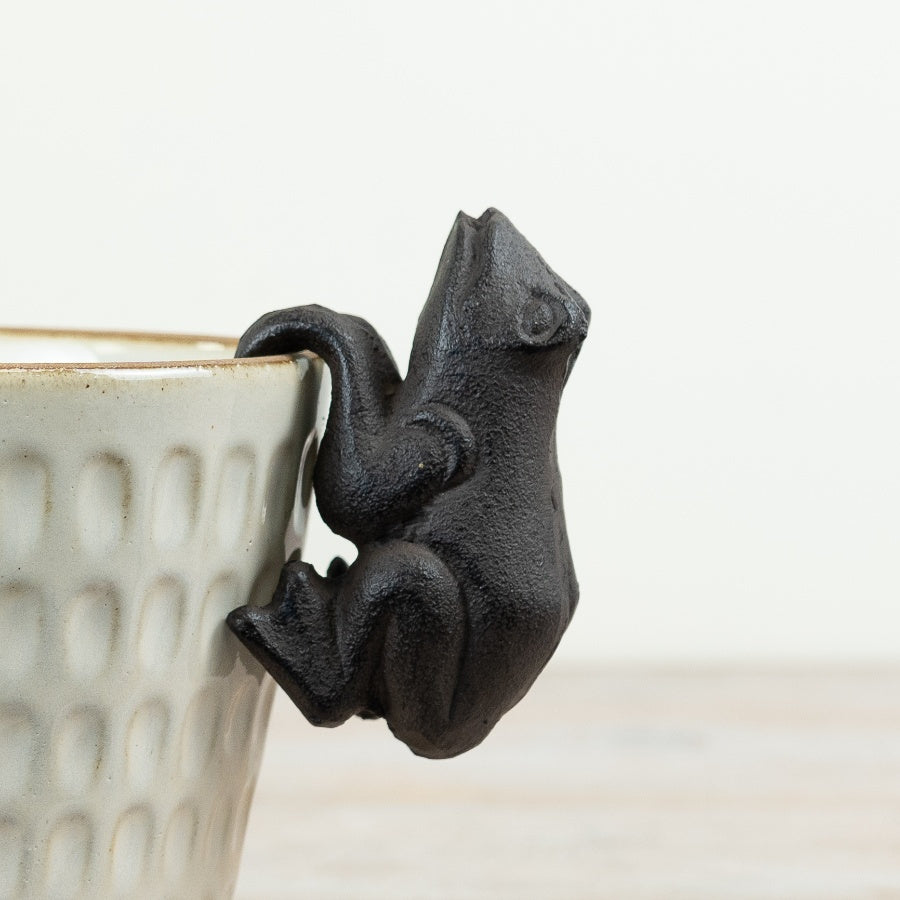 Cast Iron Frog Pot Hanger 8.4cm – Garden Planter Rim Ornament, Rustic Animal Plant Decor for Indoor & Outdoor Use