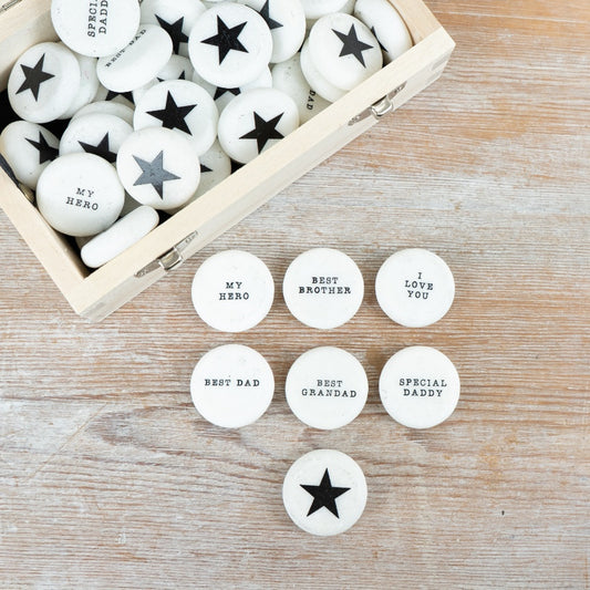 Set of 42 White Marble Pebbles with Quotes 3cm – Coastal Decorative Stones in Wooden Box, Sentimental Gift Keepsakes