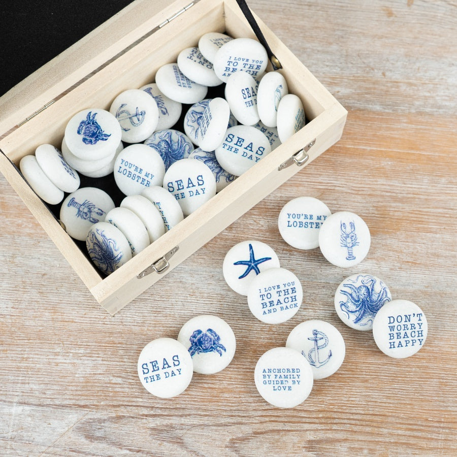 White Seaside Pebble Set 3cm – Decorative Coastal Stones with Blue Designs in Wooden Box, Beach‑Style Home Accent