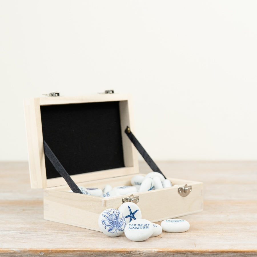 White Seaside Pebble Set 3cm – Decorative Coastal Stones with Blue Designs in Wooden Box, Beach‑Style Home Accent