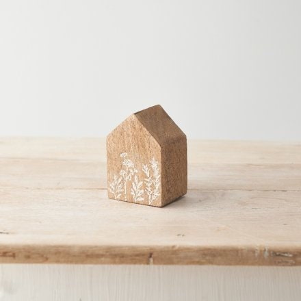 10cm Floral Wooden House - Quaint Decor Accent for Nature-inspired Spaces