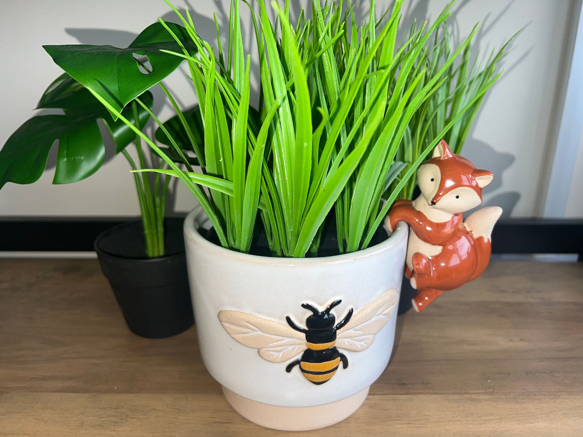 11.5cm Bee Stoneware Planter - Charming Garden Decor Accent for Nature Enthusiasts